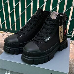 Palladium Women’s Black Chunky Sole Hightop  Boots
NWT Size 6